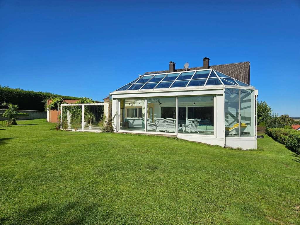 Immobilie in Wolnzach - Wolnzach! Wohnhaus mit zwei Wohneinheiten und großem Grundstück! Kachelofen/Wintergarten/Pool/Sauna! - Bild 1