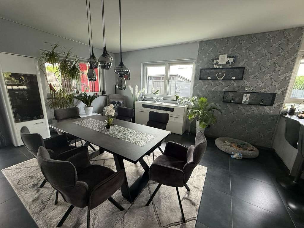 Immobilie in Schmalenberg - Sonnenverwöhnter und energieneutraler Luxus-Bungalow in ruhiger Waldgemeinde - Bild 2