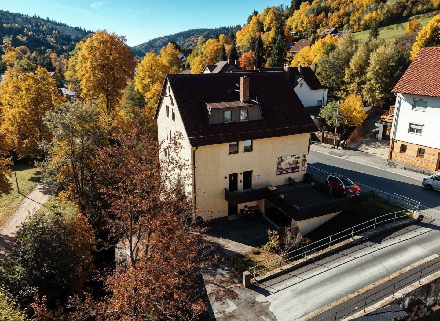 Immobilie in Warmensteinach - Wohn- u. Geschäftsgebäude am Kurpark -  2 Wohneinheiten, 1 Gewerbeeinheit, 10 Stellplätze, 10 Zimmer - Bild 1