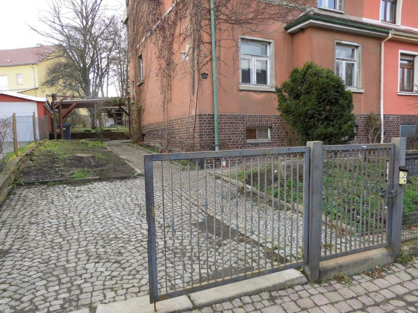 Immobilie in Werdau - Einfamilienhaus (DHH) mit Zufahrt, Carport und Hausgarten in beliebter Wohnlage von Werdau zu verkaufen! - Bild 0