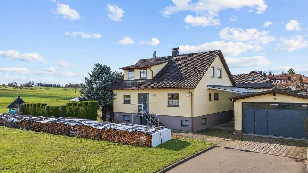 Immobilie in Starzach - Großzügiges Wohnen mit zwei Einheiten - Gartenparadies, Wellness & Weitblick in Starzach-Felldorf - Bild 0