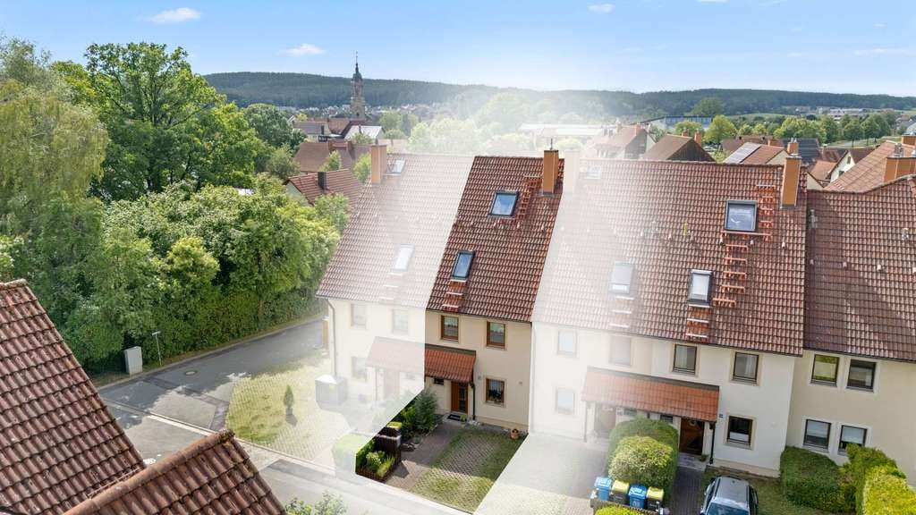Immobilie in Bindlach - Energieeffizientes Raumwunder! Modernisiertes Reihenhaus mit Gemeinschaftsgarten in familiärer Lage - Bild 2
