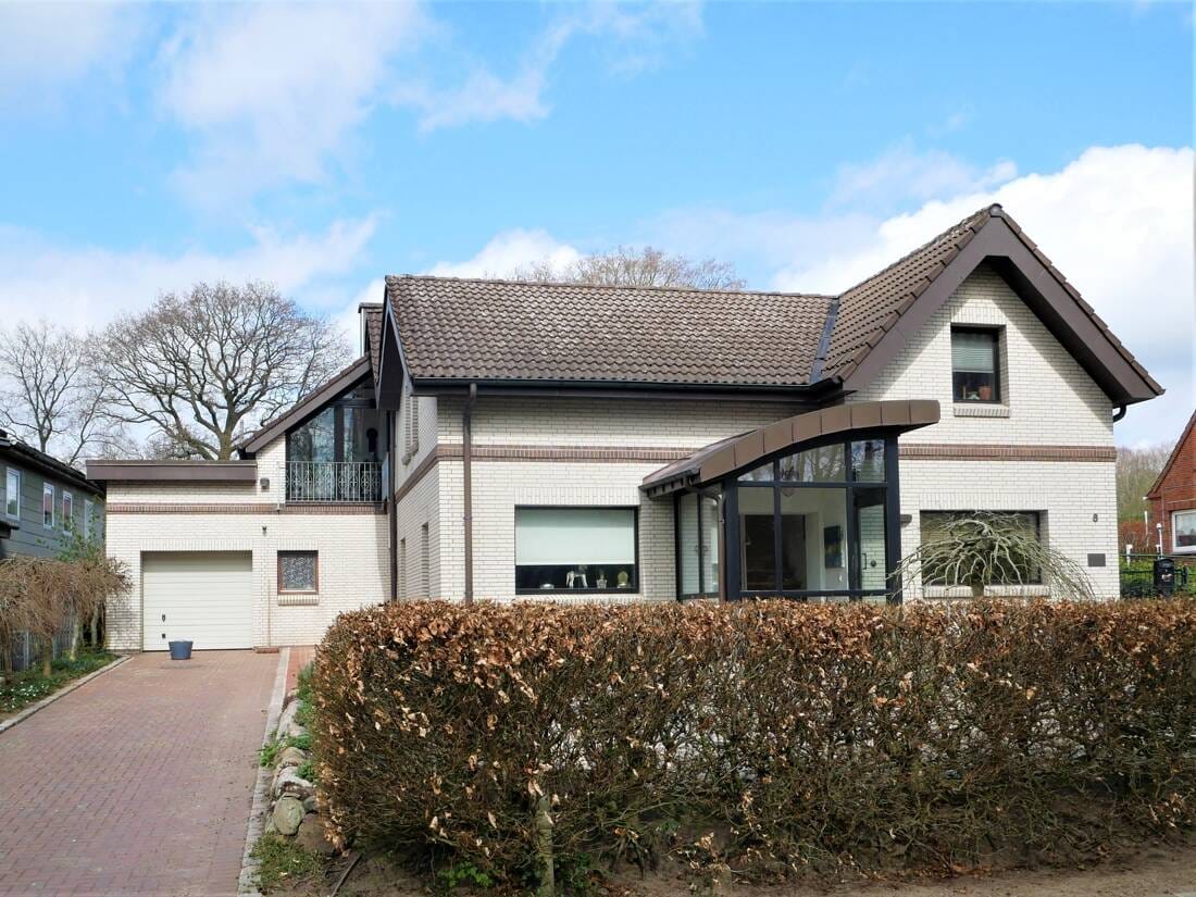 Immobilie in Nordhastedt - Neuer Preis ! Leben und Arbeiten vereint an einem Ort - Großzügiges  EFH m. 2 ELW  und 240 m² Hallengebäude - Bild 2