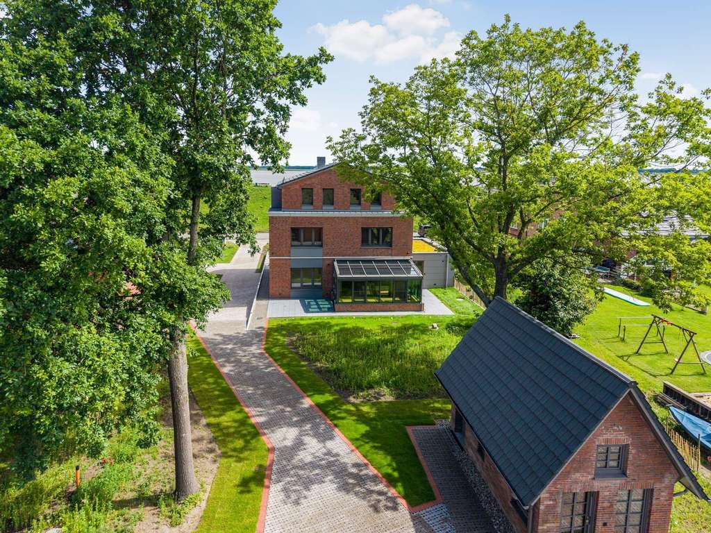 Immobilie in Grünendeich - Elbblick. Architektur. Komfort. – außergewöhnliches Wohnen im Alten Land - Bild 2