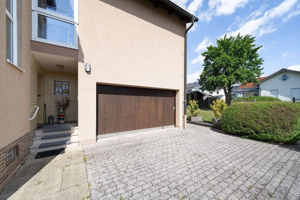 Immobilie in Taufkirchen - Großzügiges Einfamilienhaus mit zwei Wohnungen mit Potenzial in schöner Siedlungslage - Bild 3