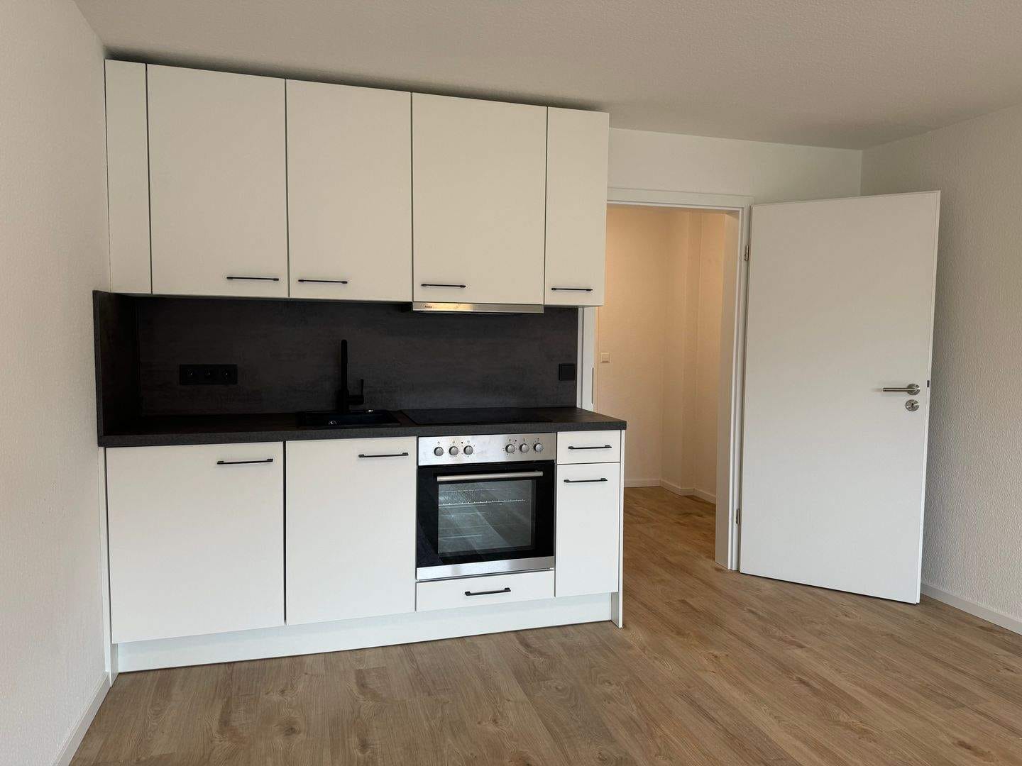 Immobilie in Villingen-Schwenningen - AB SOFORT FREI - Lichtdurchflutetes 1-Zimmerappartement, *Mit Keller, Einbauküche und TG Stellplatz* Auf Wunsch auch möbliert - Bild 1