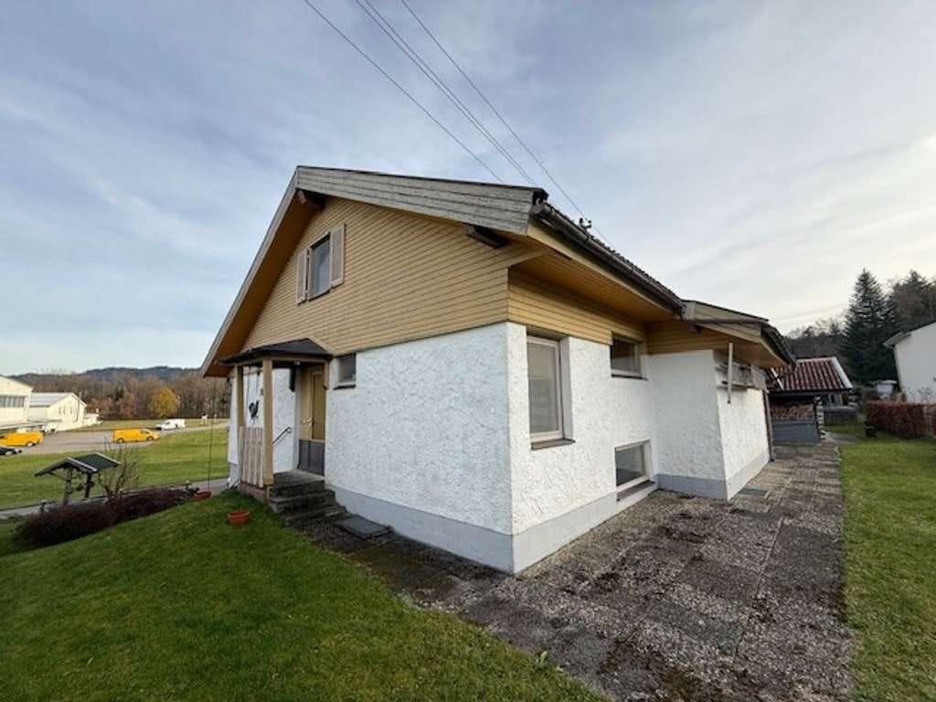 Immobilie in Isny im Allgäu - Rustikales Einfamilienhaus mit Garage in Argen, Teilort von Großholzleute! - Bild 2