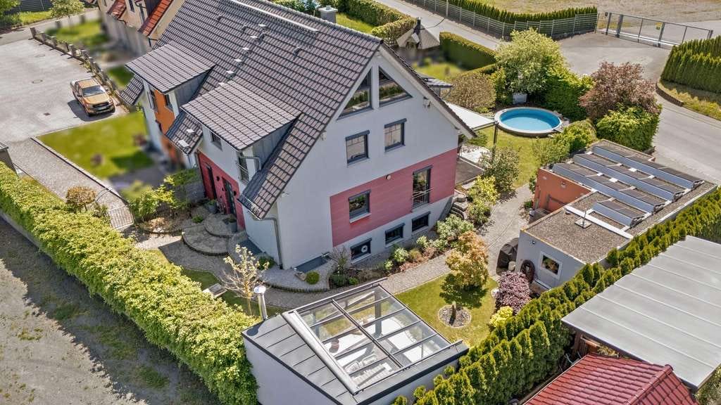 Immobilie in Mistelgau - Raumwunder! Energieeffizientes Einfamilienhaus mit Wintergarten, Pool und traumhaftem Garten - Bild 2