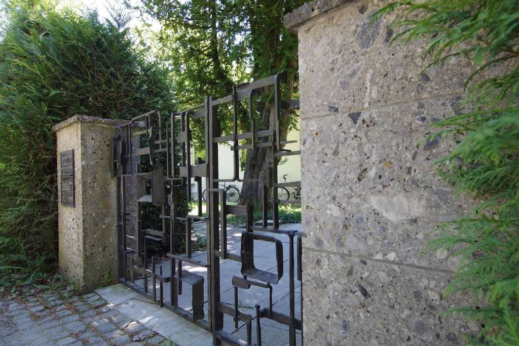 Immobilie in Icking - Charmante Villa mit Einliegerwohnung in begehrter Waldrandlage von Icking – großzügiges Wohnen m - Bild 2