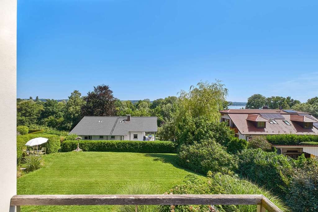 Immobilie in Eching am Ammersee - Familienvilla mit Pool, luftigem Strandhausflair, Seeblick, Lift und Einliegerwohnung in Seenähe - Bild 1