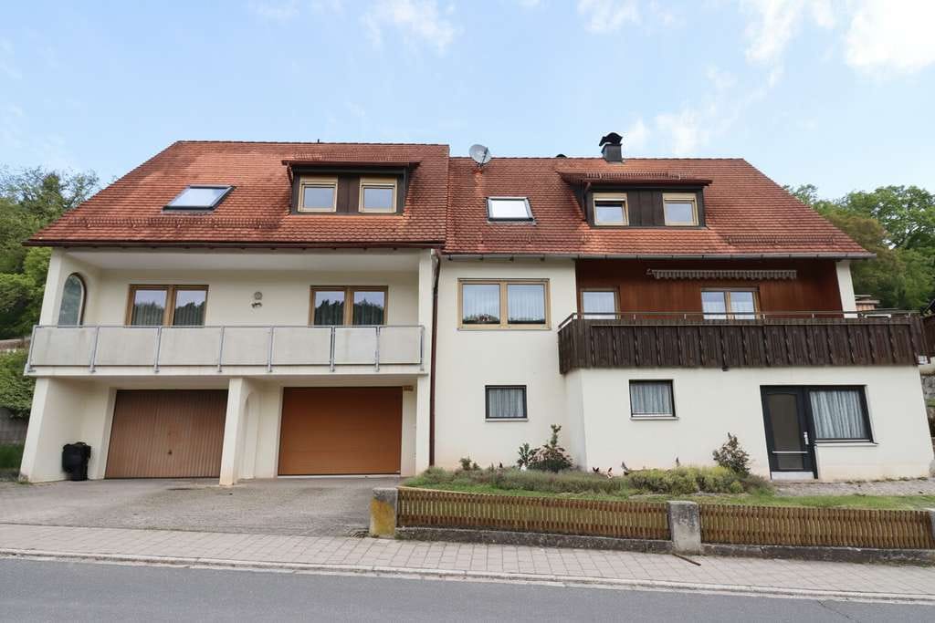 Immobilie in Rügland - Gepflegte 4-Zimmer Eigentumswohnung mit zwei Balkonen und Kachelofen in traumhafter Lage - Bild 3