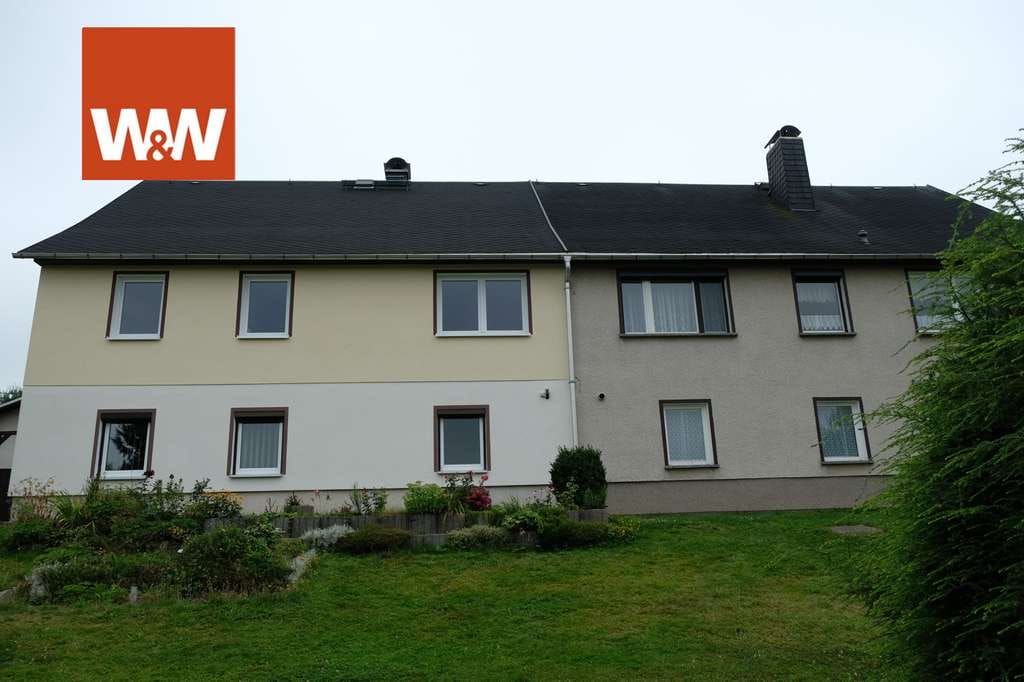 Immobilie in Oederan - Traumhafte Doppelhaushälften mit Nebengebäuden und großzügigem Grundstück – Ideal für Familien, Hand - Bild 1
