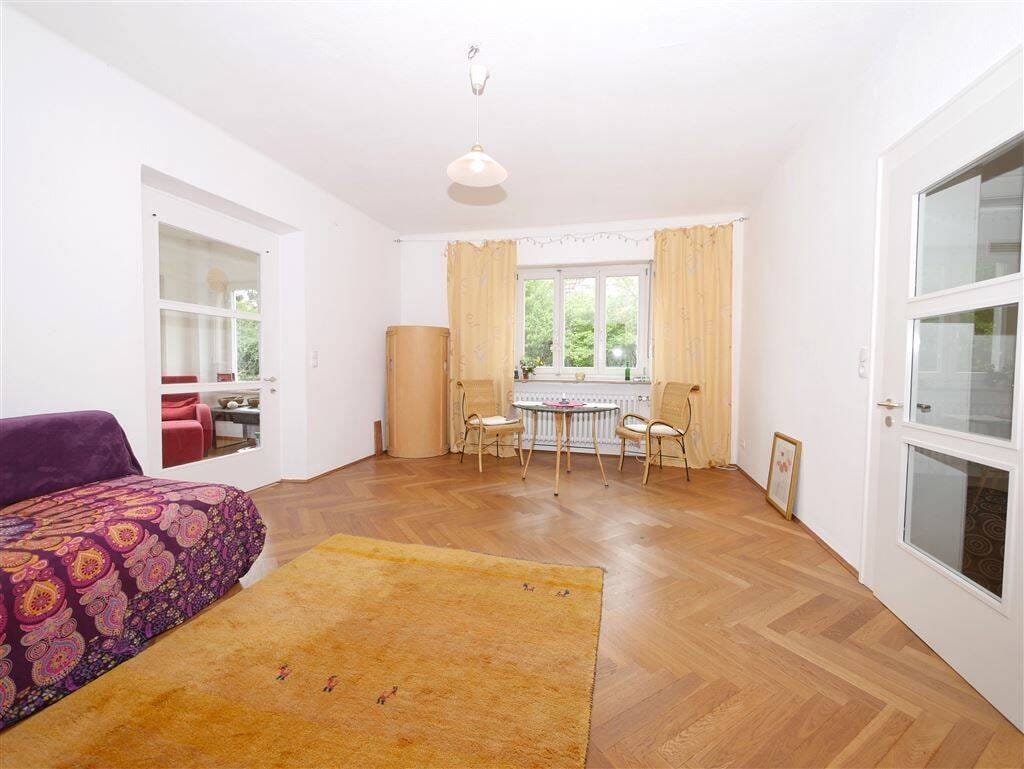 Immobilie in Schwaig bei Nürnberg - 8-Zi.-Haus mit Einliegerwohnung + 237 m² Wfl. + 1.200 m² Grundstück mit Bauoption + Bezugsfrei - Bild 2