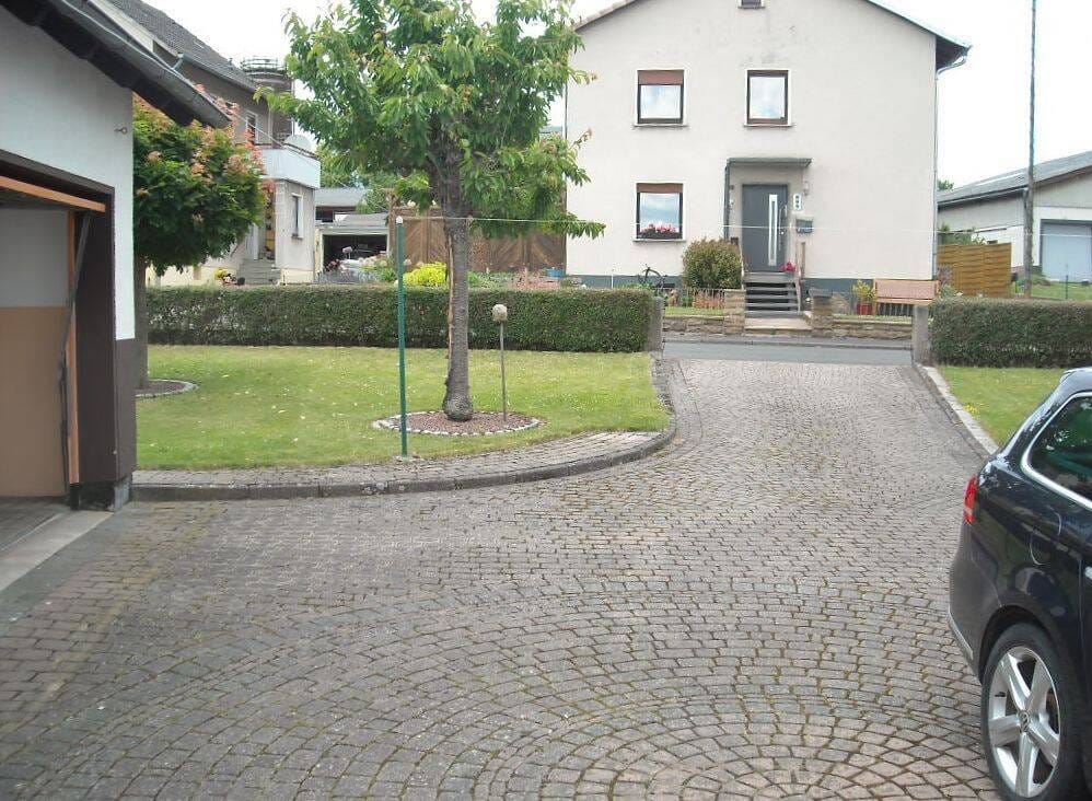 Immobilie in Meißner - Sehr gepflegtes Zweifamilienhaus in Meißner (OT) - Ruhige Lage am Fuße des Meißners - Gartengrundstück - mit Terrasse, 2 Balkonen & 3 Garagen - Bild 1