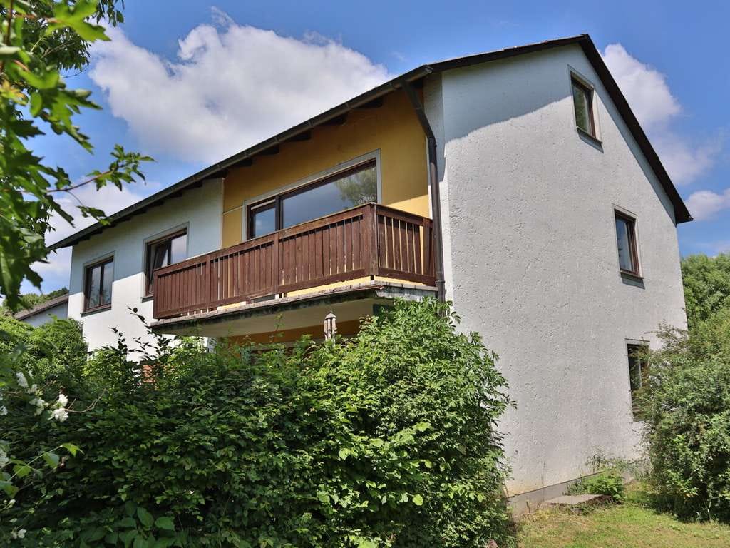 Immobilie in Nittendorf - Sanierungsbedürftiges Zweifamilienhaus mit großem Grundstück! - Bild 2