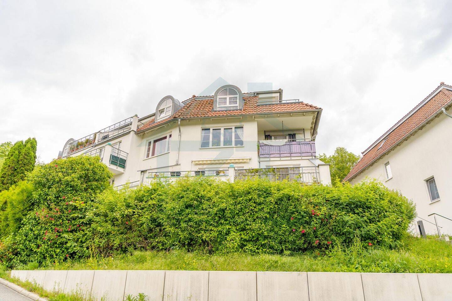 Immobilie in Neuengönna - Helle DG-Wohnung mit Balkon, Einbauküche & TG-Stellplatz - Zur Anlage oder Eigennutzung! - Bild 1