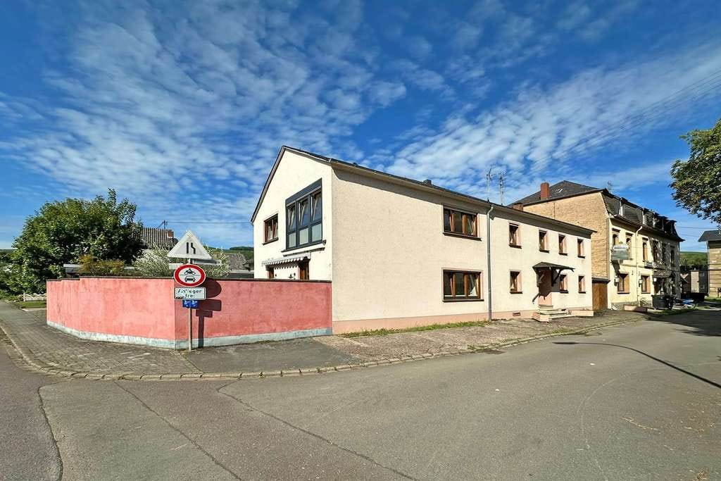 Immobilie in Wiltingen - Großes Einfamilienhaus in Wiltingen mit Carport und Garten sowie vielfältigen Nutzungsmöglichkeiten - Bild 3