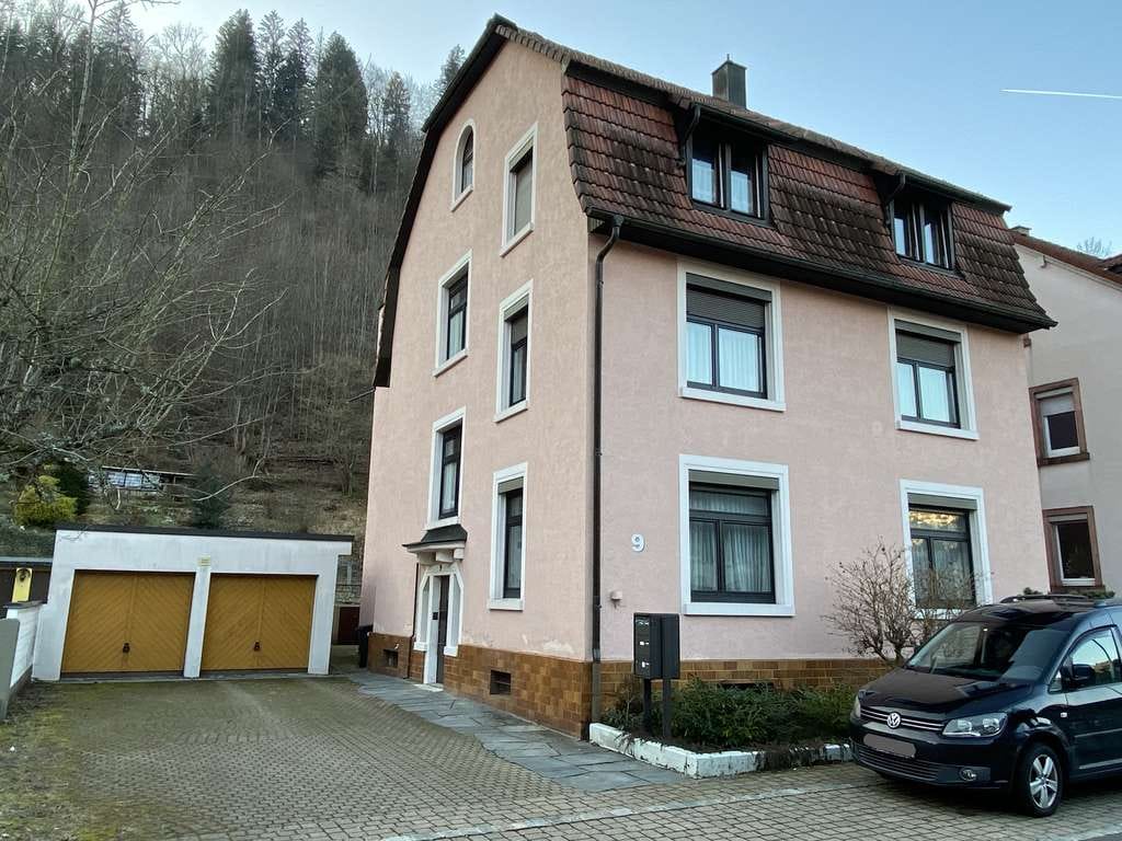 Immobilie in Zell im Wiesental - In Ortsrandlage: interessantes Dreifamilienwohnhaus mit Doppelgarage auf einem ebenen Grundstück ! - Bild 0