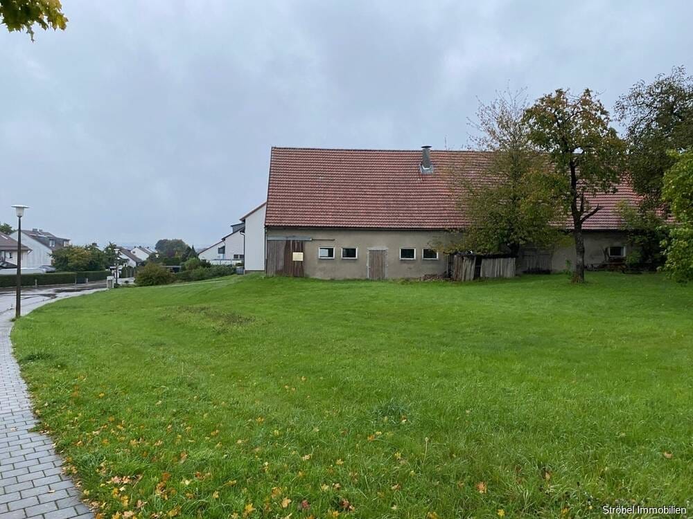 Immobilie in Dürrwangen - Charmantes Einfamilienhaus mit großzügigem Grundstück, Scheunen und Garagen zu verkaufen - Bild 1