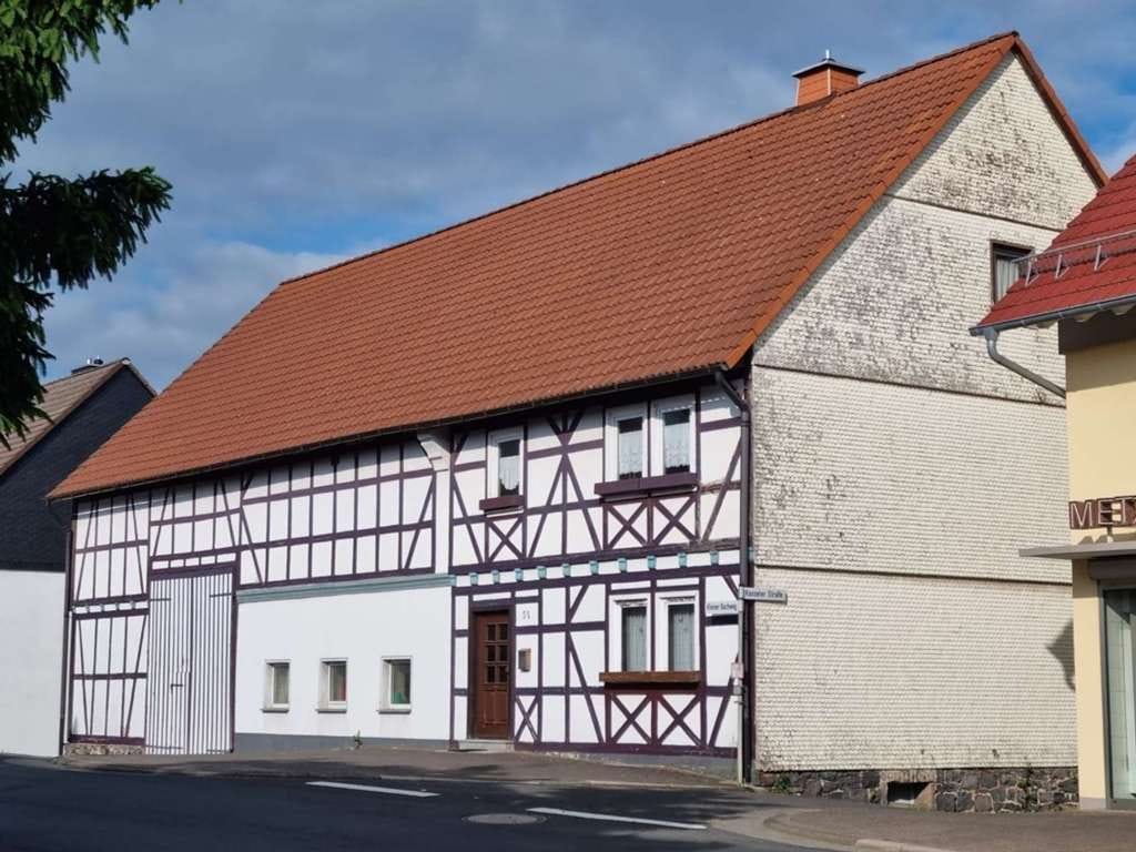 Immobilie in Herbstein - Denkmalgeschützes Fachwerkhaus in zentraler Lage von Herbstein! - Bild 0