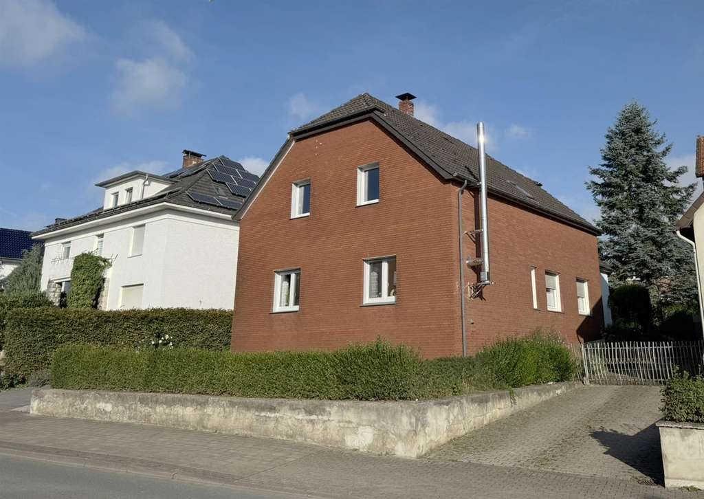 Immobilie in Borgholzhausen - Gepflegtes vollunterkellertes Einfamilienhaus mit Garten in Borgholzhausen! - Bild 1