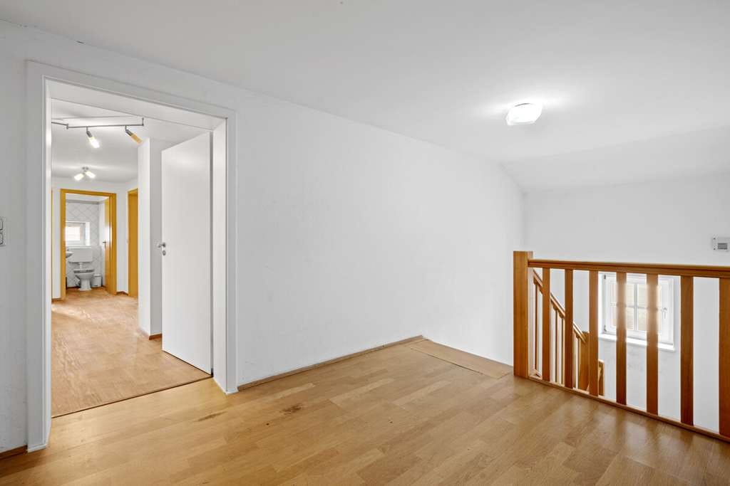 Immobilie in Maxhütte-Haidhof - 3-Zimmer-Dachgeschosswohnung in ruhiger Lage mit ca. 76 m² Wohnfläche - Bild 2