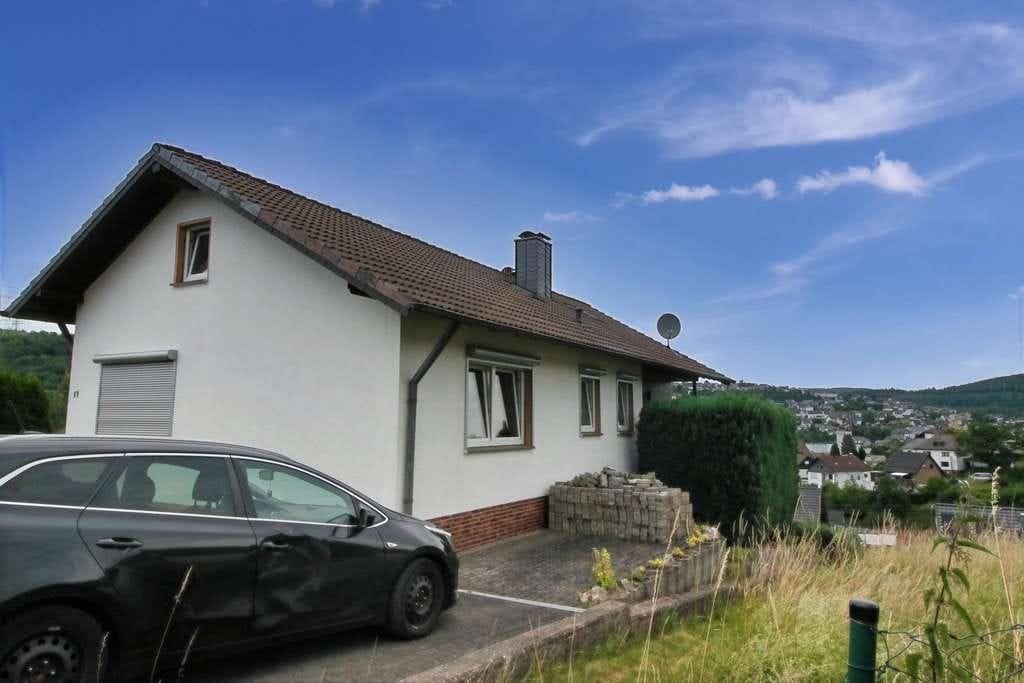 Immobilie in Mudersbach - Einfamilienhaus mit Blick auf Mudersbach-Birken - Bild 1