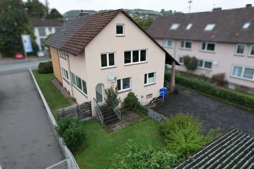 Immobilie in Beverungen - Massives Einfamilienhaus mit Garten und Garagen in Beverungen - Bild 0