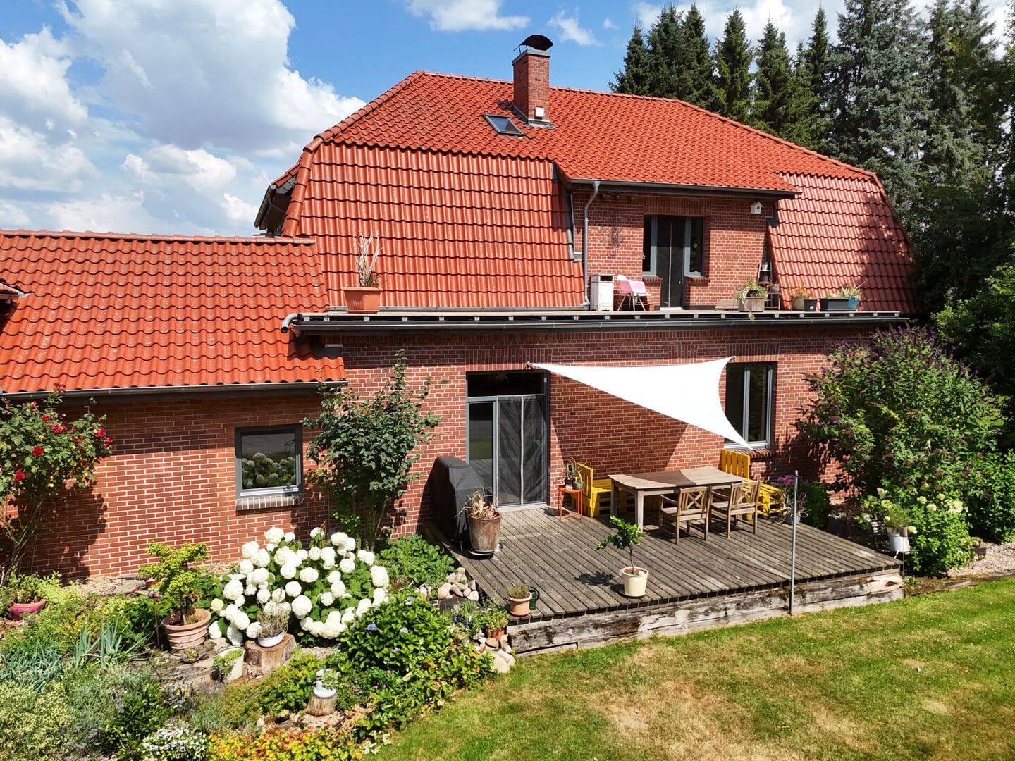 Immobilie in Sudwalde - Zur Ruhe kommen auf Ihrer "Insel im Grünen": Top saniertes Landhaus mit großen Scheunen - Bild 1
