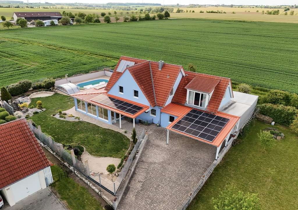 Immobilie in Steinsfeld - Wohnen, wo andere Urlaub machen – mit Pool, Wintergarten und unverbaubarem Weitblick - Bild 0