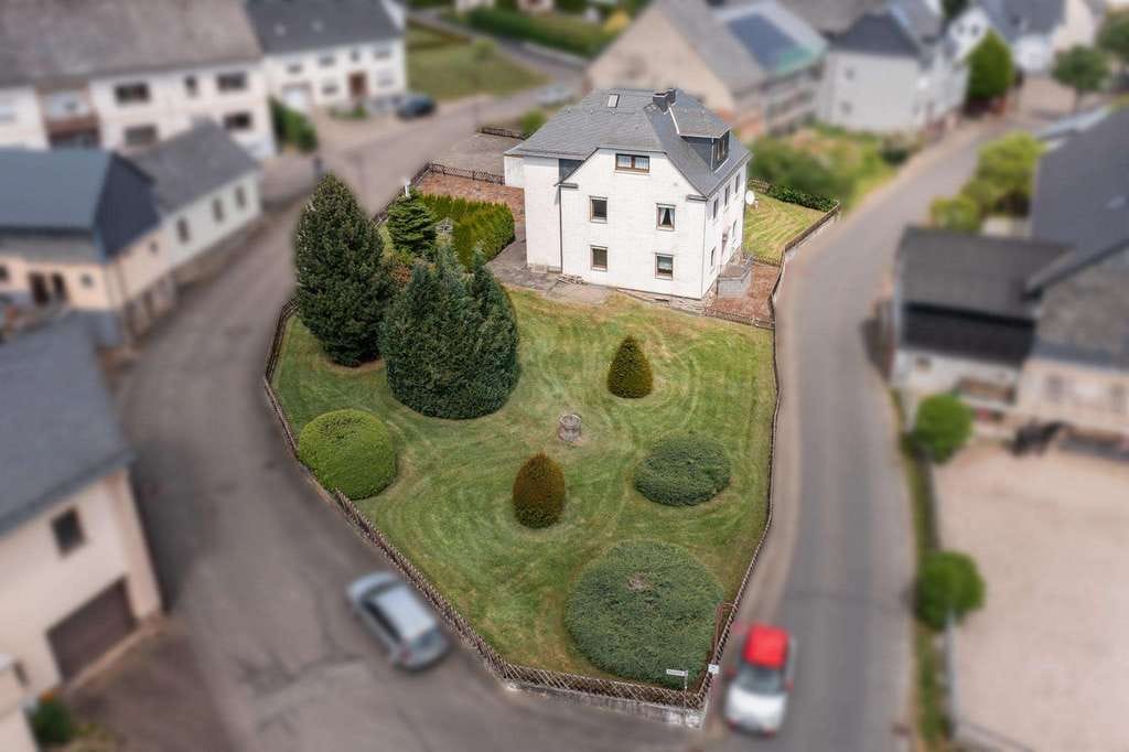 Immobilie in Kisselbach - Gepflegtes Dreifamilienhaus mit Anbau und Garagenhof auf weitläufigem Baugrundstück - Bild 4