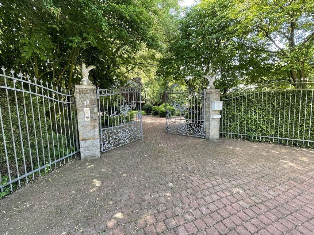 Immobilie in Harpstedt - Einzigartige Villa mit Spa & Innenpool auf parkähnlichem Seegrundstück - Bild 1