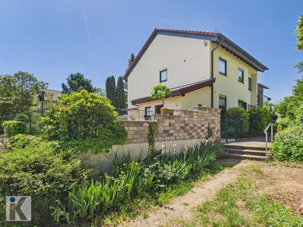 Immobilie in Fußgönheim - Ruhig gelegenes 1-2 Familienhaus mit 3 Garagen auf 548 m² Sonnengrundstück! - Bild 0