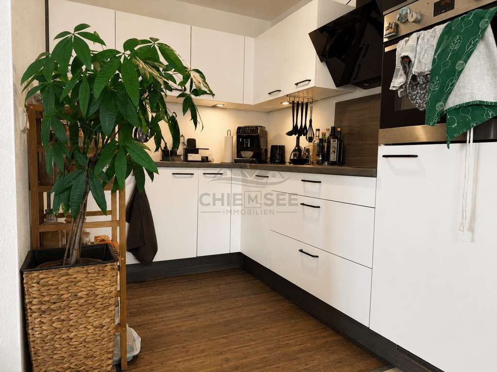 Immobilie in Rimsting - Lichtdurchflutete 3-Zimmer-Wohnung mit zwei Balkonen & Tiefgaragenstellplatz - Bild 2