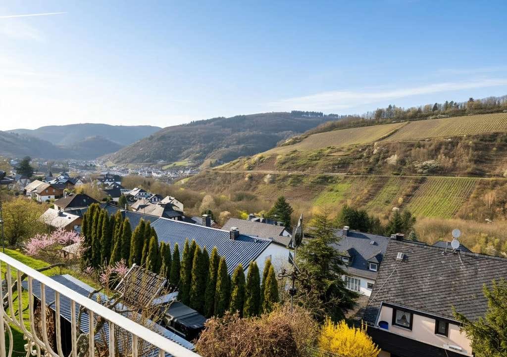 Immobilie in Bullay - Großzügiges Einfamilienhaus, Mehrgenerationenhaus oder Wohnen und Arbeiten in Bullay - Bild 1