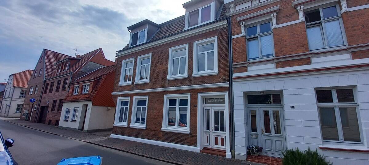 Immobilie in Glückstadt - Mehrfamilienhaus 4 Wohneinheiten 4 Garagen in Glückstadt und ein echtes maritimes Kleinod nahe des Binnenhafens, mitten in der Stadt - Bild 2