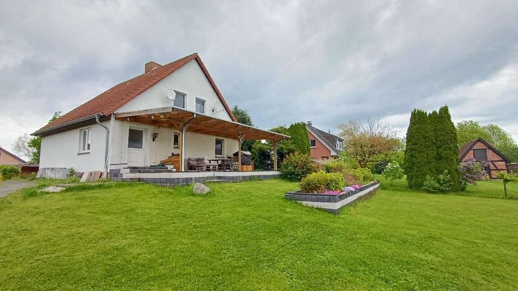 Immobilie in Cramonshagen - Einfamilienhaus auf großem Grundstück mit Terrasse und massiven Garagengebäude nahe - Bild 0