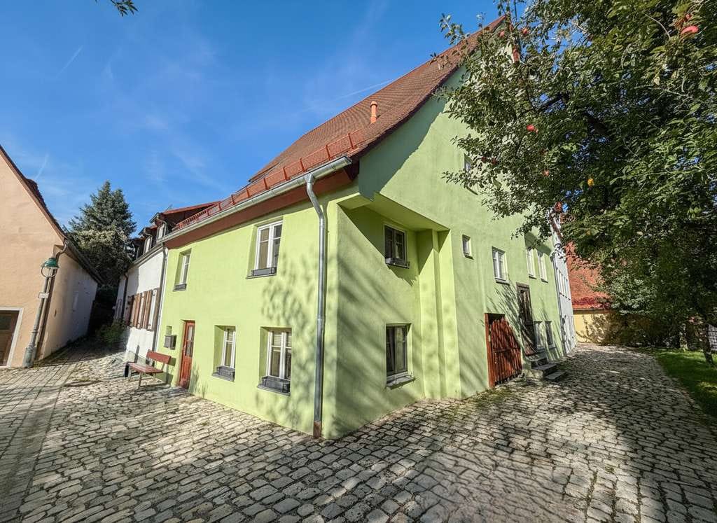 Immobilie in Nördlingen - Entzückende Eigentumswohnung innerhalb der Stadtmauer Nördlingens mit Terrasse - Bild 1