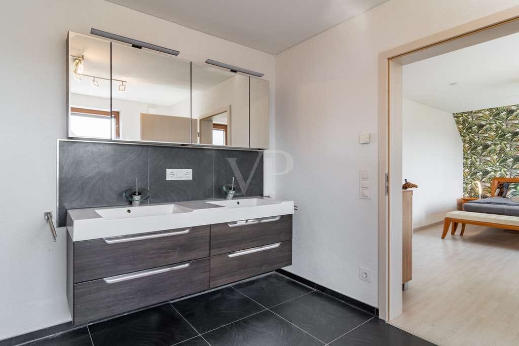 Immobilie in Freisbach - Moderne Architektur trifft Energieeffizienz in attraktivem Wohnumfeld - Bild 4