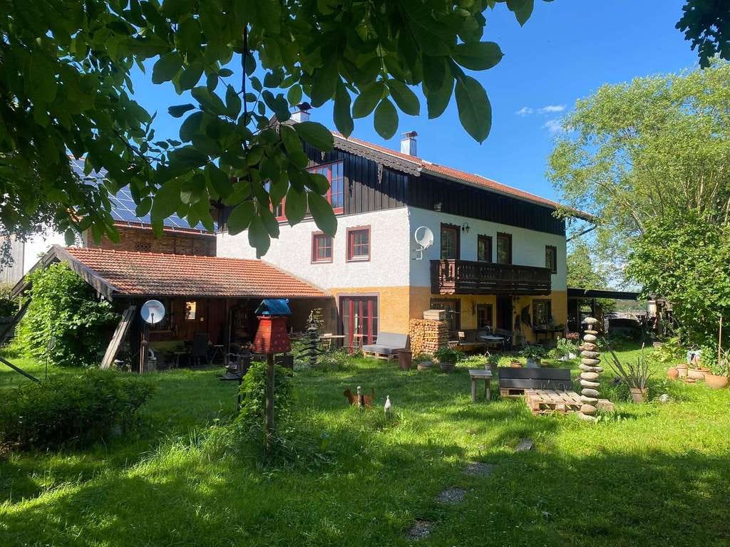 Immobilie in Tacherting - Seltene Alleinlage: Bauernhaus mit zwei Seen auf 17.800 m² Grundstück - Bild 4