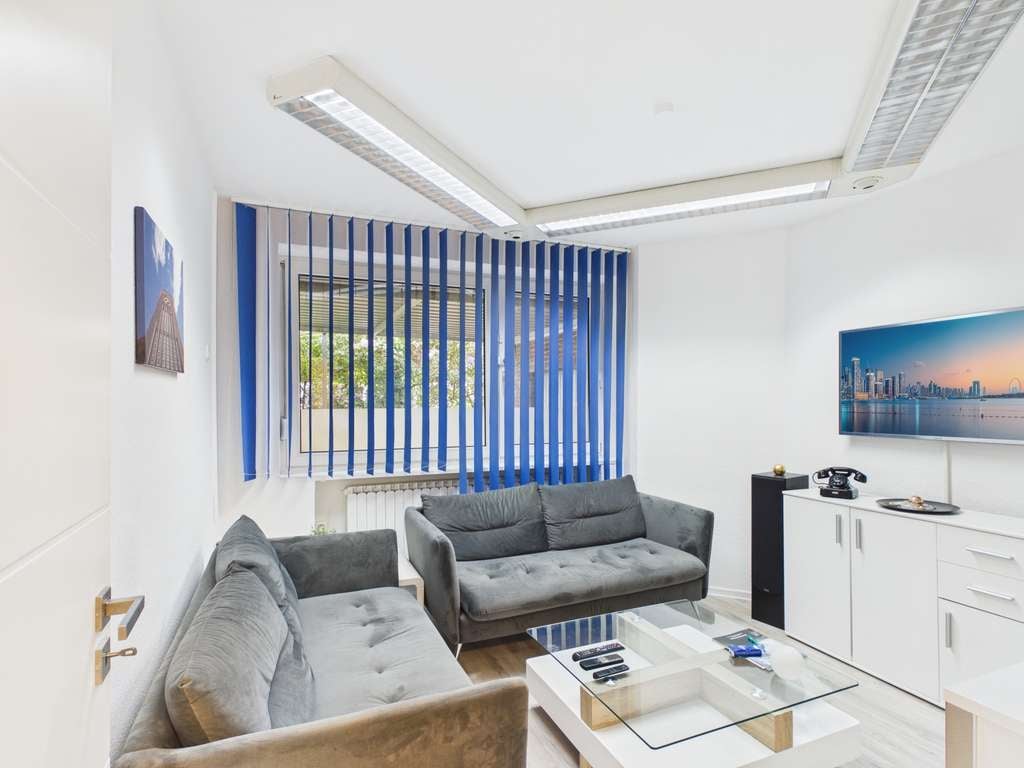 Immobilie in Zetel - Vielseitiges Wohn- und Geschäftshaus mit zwei Wohneinheiten und großzügiger Gewerbefläche in Zetel - Bild 4