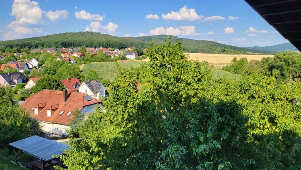 Immobilie in Litzendorf - Liebevoll modernisiertes Wohnhaus 
mit großzügiger Architektur und Panoramablick  - Bild 2