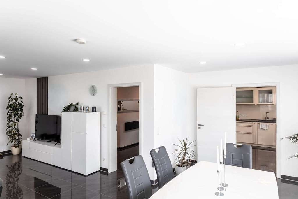 Immobilie in Neubulach - Einfamilienhaus Baujahr 2019 | A+ Energieeffizienz | Terrasse | Garten | Doppelcarport - Bild 4