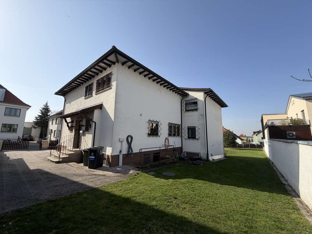 Immobilie in Nußloch - Großzügiges Zweifamilienhaus mit XL-Garten, Garagen & Ausbaureserve! - Bild 1