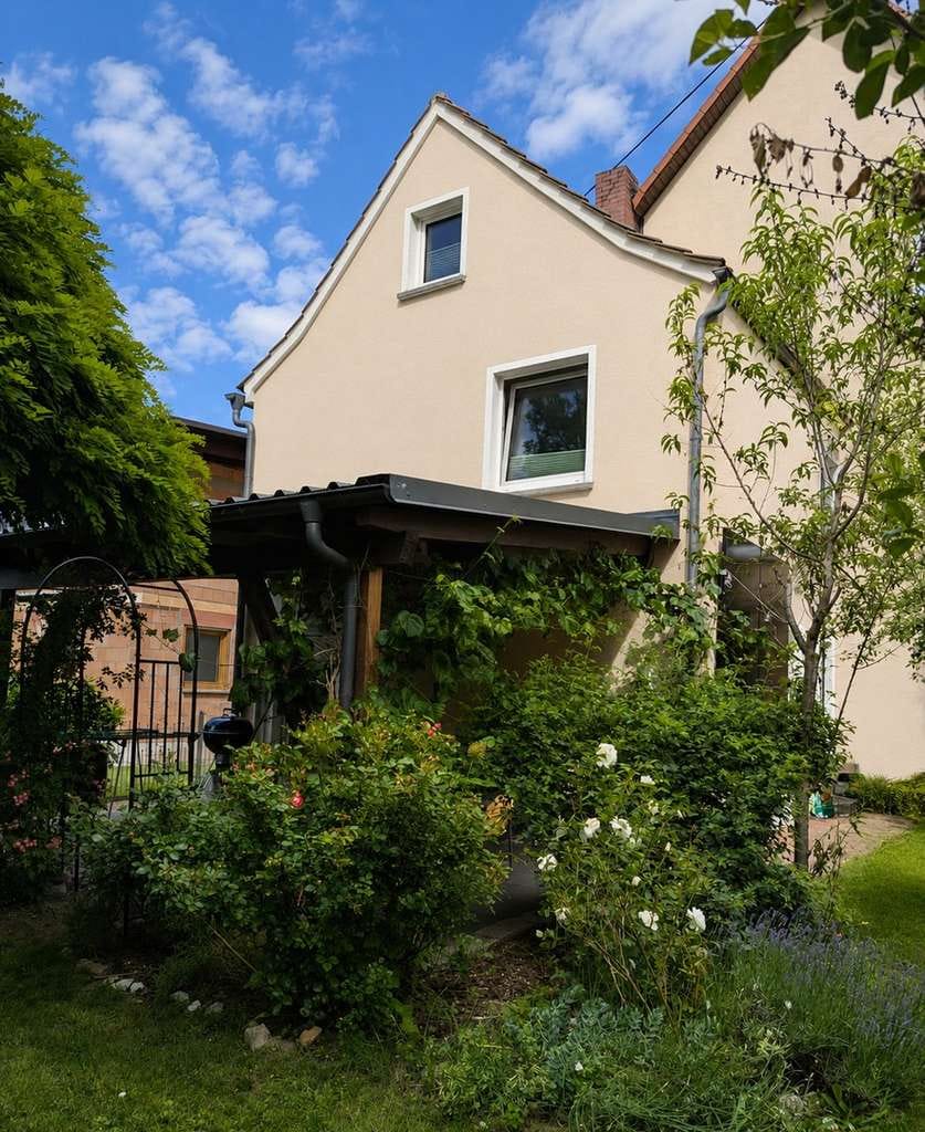 Immobilie in Thurnau - Modernisierte Doppelhaushälfte mit liebevollem Garten, Bachzugang und Doppelgarage in Hutschdorf - Bild 0