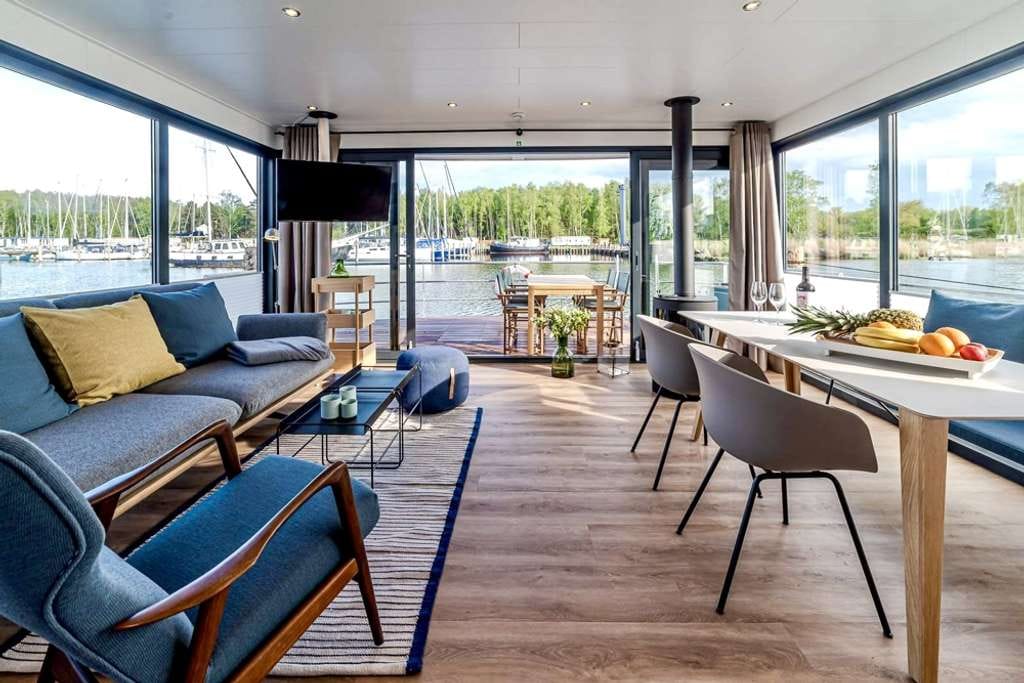 Immobilie in Peenemünde - Hausboot im Yachthafen von Peenemünde!  Ca. 44m² möblierte Fläche, 2 Schlafzimmer, Kamin & Terrasse! - Bild 3