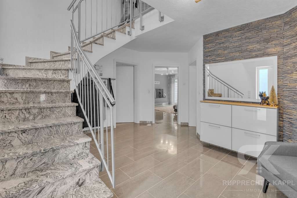 Immobilie in Teublitz - Modernes Einfamilienhaus mit ELW, Doppelgarage, PV-Anlage, viel Nutzfläche und Garten - Bild 3
