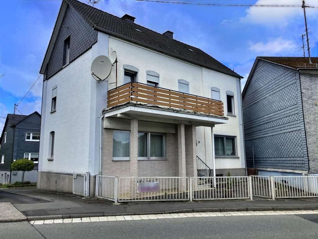 Immobilie in Herdorf - Modernisiertes Einfamilienhaus mit Garten, Garage und Balkon in zentraler Lage von Herdorf - Bild 0