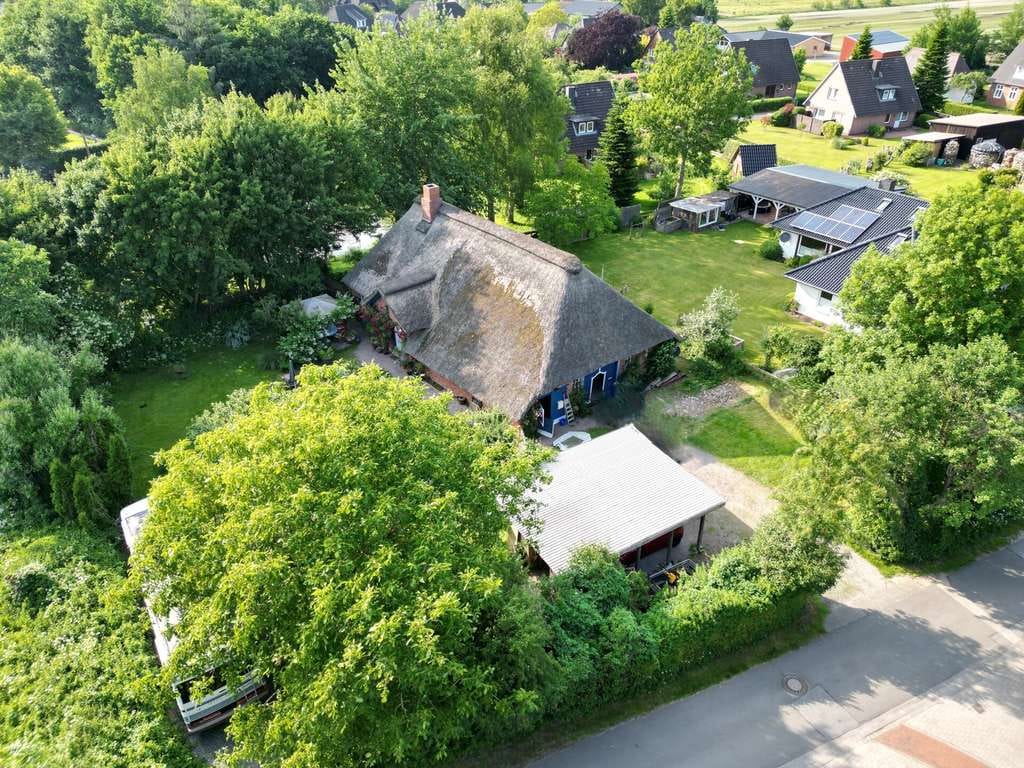 Immobilie in Drage - Schleswig-Holsteinische Geschichte|Denkmalgeschützt unter Reet |Idyllisch gelegen am Löschteich - Bild 1