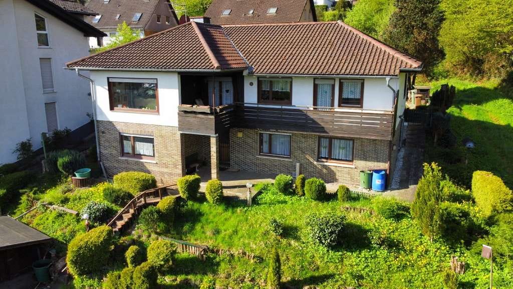 Immobilie in Bad Orb - AS-Immobilien.com+++Wohnen auf einer Ebene - Walmdachbungalow in Ortsrandlage+++ - Bild 0